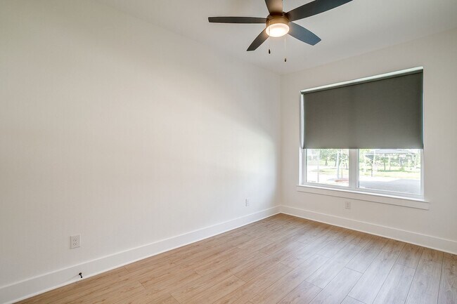 Foto del edificio - 2341 Benbrook Blvd