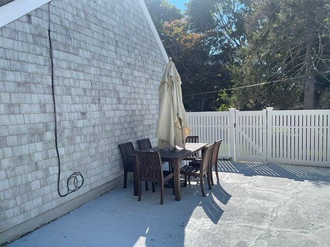 Building Photo - 9 Meadow Ln