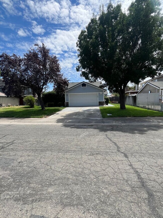 Building Photo - $2450 - 3 Bed/2 Bath Home in a Beautiful Neighborhood