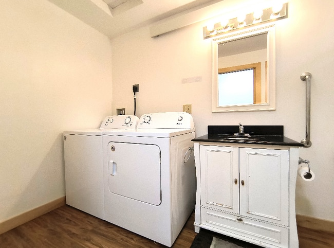 Foto del edificio - 504 Decorah Ave