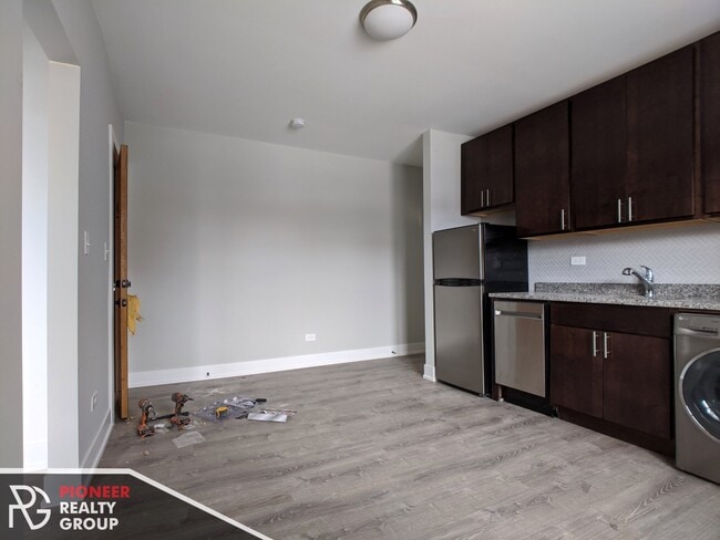 Building Photo - 440 W Belden Ave