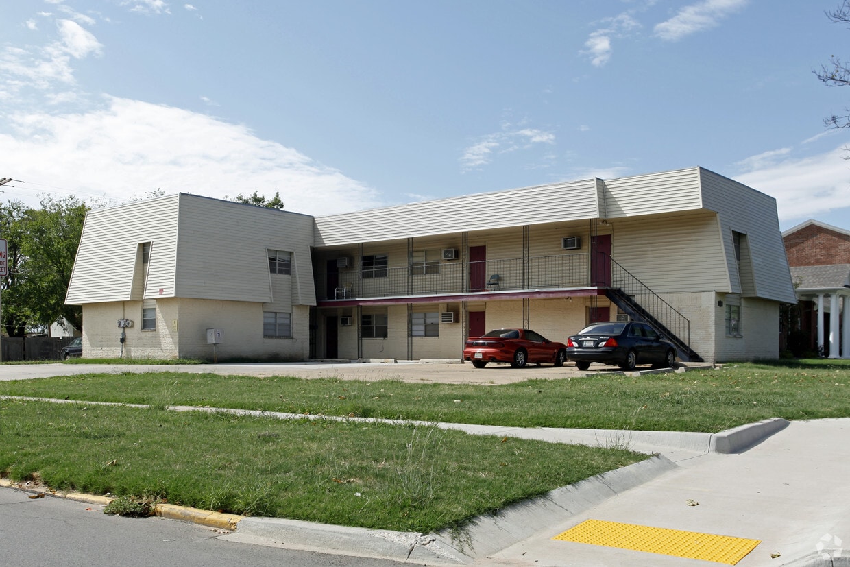 Building Photo - 430 E Tonhawa St