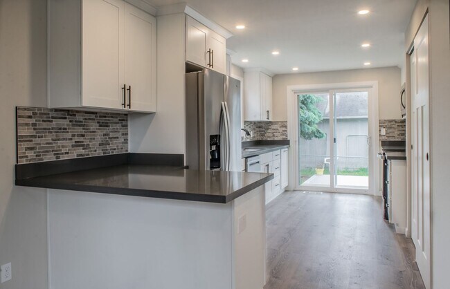 Foto del edificio - Fully remodeled & move in ready 3 bed 1 ba...
