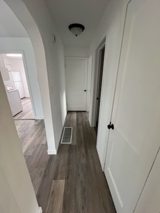 Foto del edificio - 2 bedroom 1 bathroom house. Fenced in back...