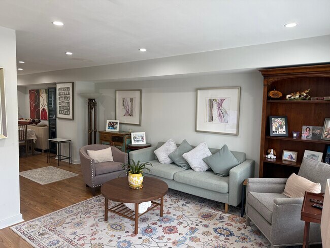 Foto del edificio - 7925 Ridge Ave