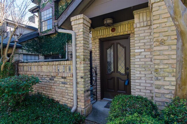 Building Photo - 10819 Crown Colony Dr