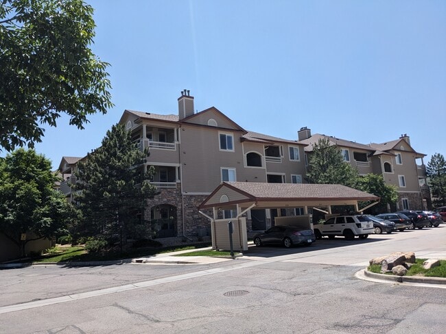Corner penthouse - 8445 S Holland Way