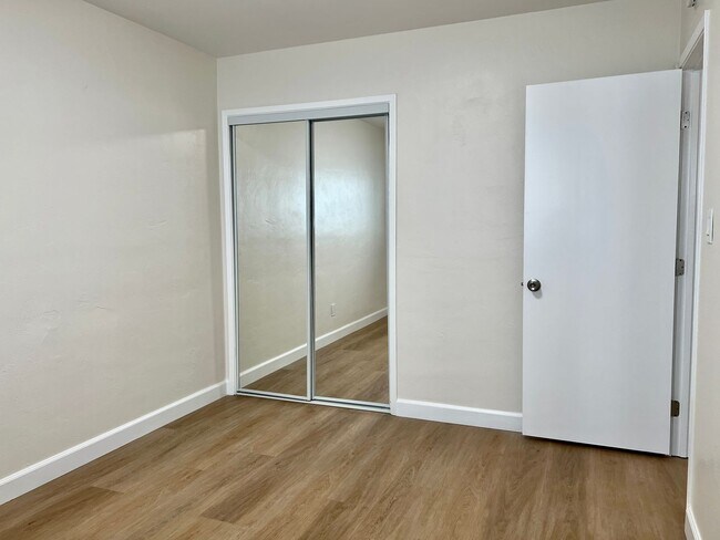 Foto del edificio - 2BD 1BA Apt Next to USD - Spacious Upstairs Unit, Pet Friendly, 1 Parking Space, No Carpet