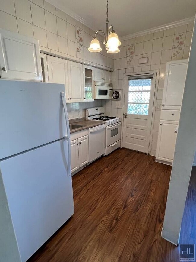 Building Photo - 3 Bedroom apartment/ prime Astoria Location