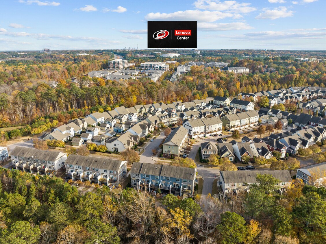 ¡A UN PASO DEL LENOVO CENTER DESDE ESTA IMPRESIONANTE CASA DE 4 HABITACIONES Y 3.5 BAÑOS, REMODELADA CON MUCHO GUSTO, IDEAL PARA HOCKEY, FÚTBOL AMERICANO Y ESPECTÁCULOS! - 1319 Rodessa Run