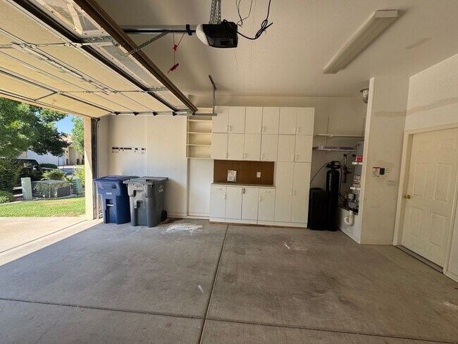 Building Photo - Beautiful 3 Bed Home!