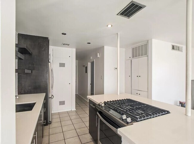 Foto del edificio - Large 1bed/1bath. Midcentury modern