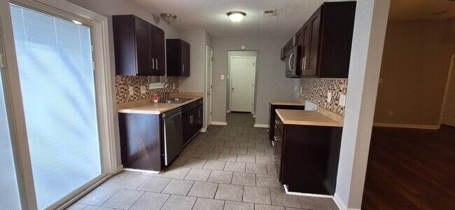 Foto del edificio - Lovely 3 bedroom 2 bah home - Open to Sect...