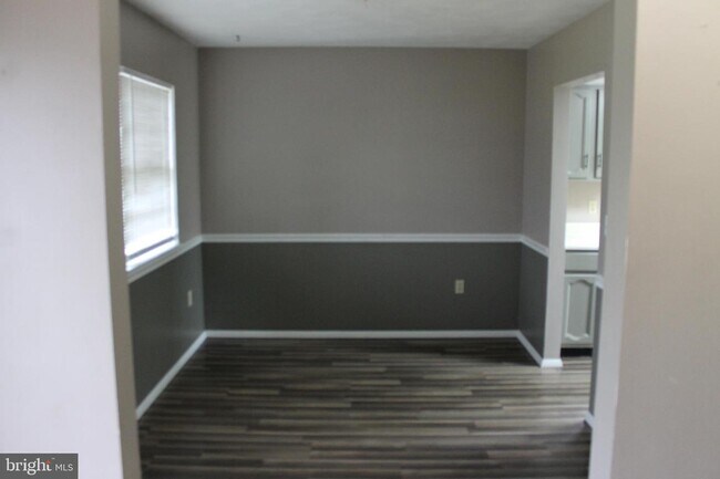 Building Photo - 28 Maple Ave