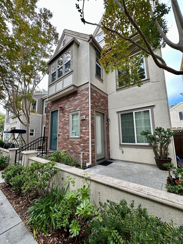 STYLISH SPACES FACING A GREENBELT DETACHED... - STYLISH SPACES FACING A GREENBELT DETACHED...