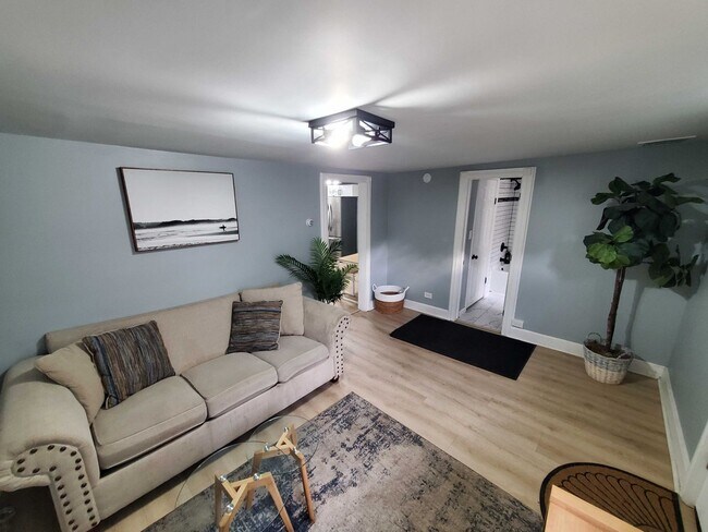 Foto del edificio - Fully Furnished 3BR Home with Garage & Large Yard – Move-In Ready!