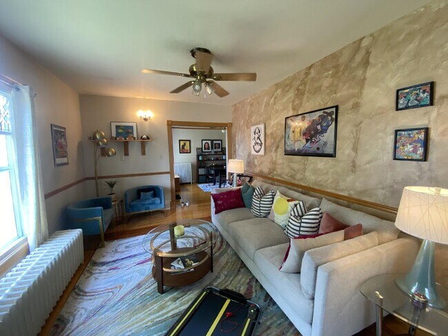 Foto del edificio - Spacious 1 Bedroom Upper Duplex Near Downtown Eau Claire - Available October 1st!