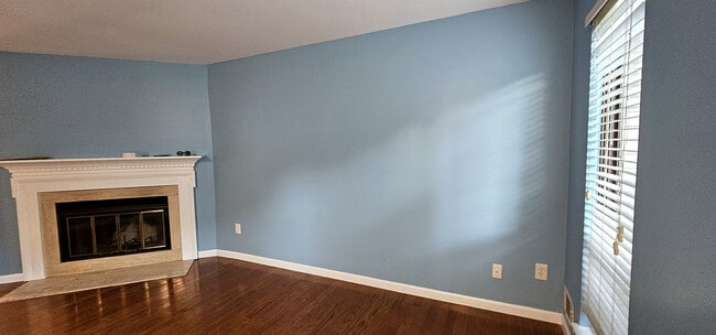 Light-Filled Living Room | Oversized window with fresh blinds floods the living room - 43 Tynemouth Ct