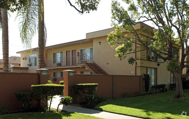 Building Photo - Robert's Apartments