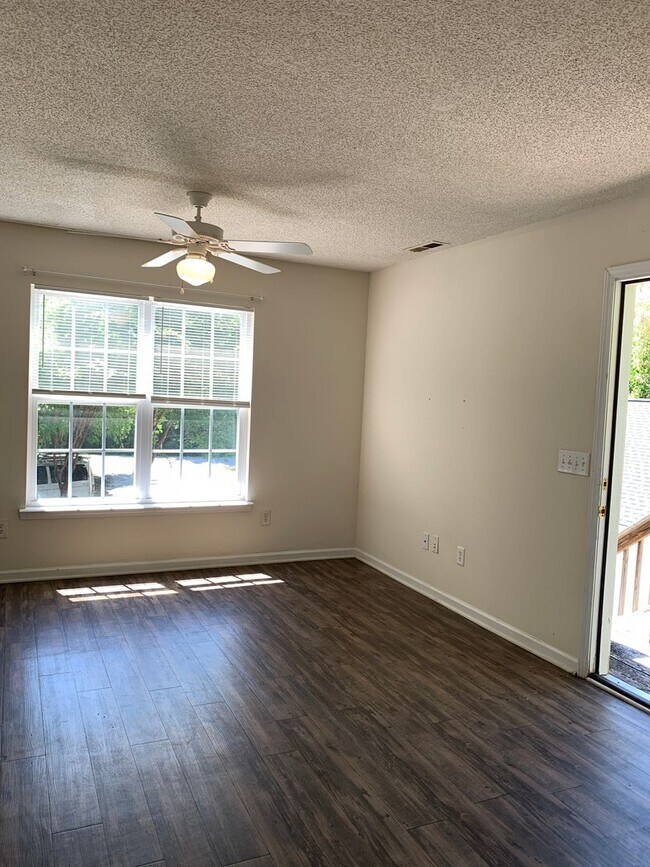 Foto del edificio - 1 Bedroom 1 Bath Apartment over a Garage Available Now on Yaupon