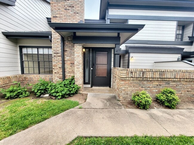 Building Photo - Modern and Cozy 2/BR 2/BA Home in Gated Co...