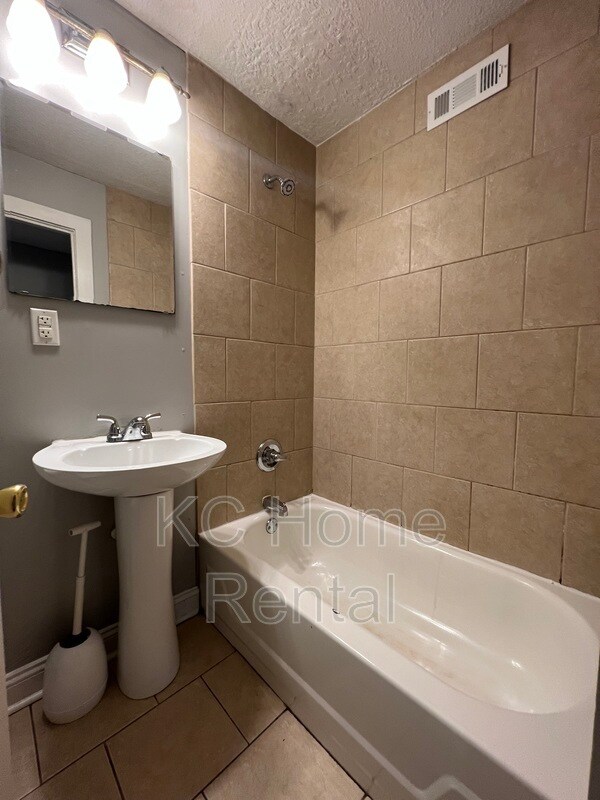 Building Photo - 1114 W 41st Terrace