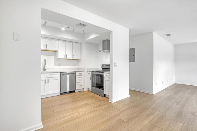 Building Photo - 802 S Broadway