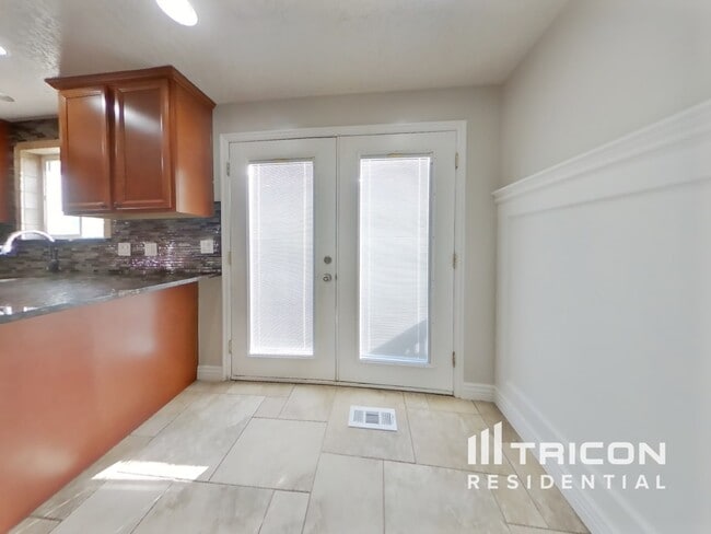 Foto del edificio - 1370 N 4700 W