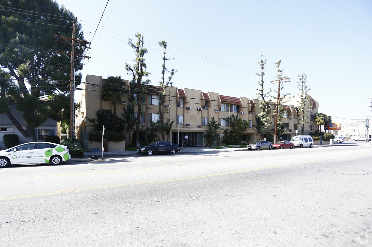 Primary Photo - 7139 Hazeltine Ave