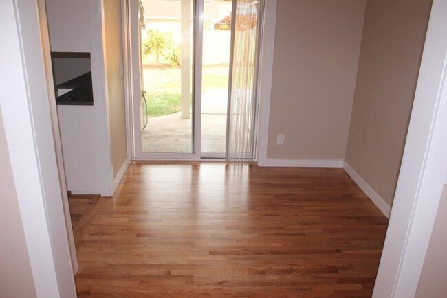 Building Photo - 3 br, 1 bath House - 1033 Hallinan Street