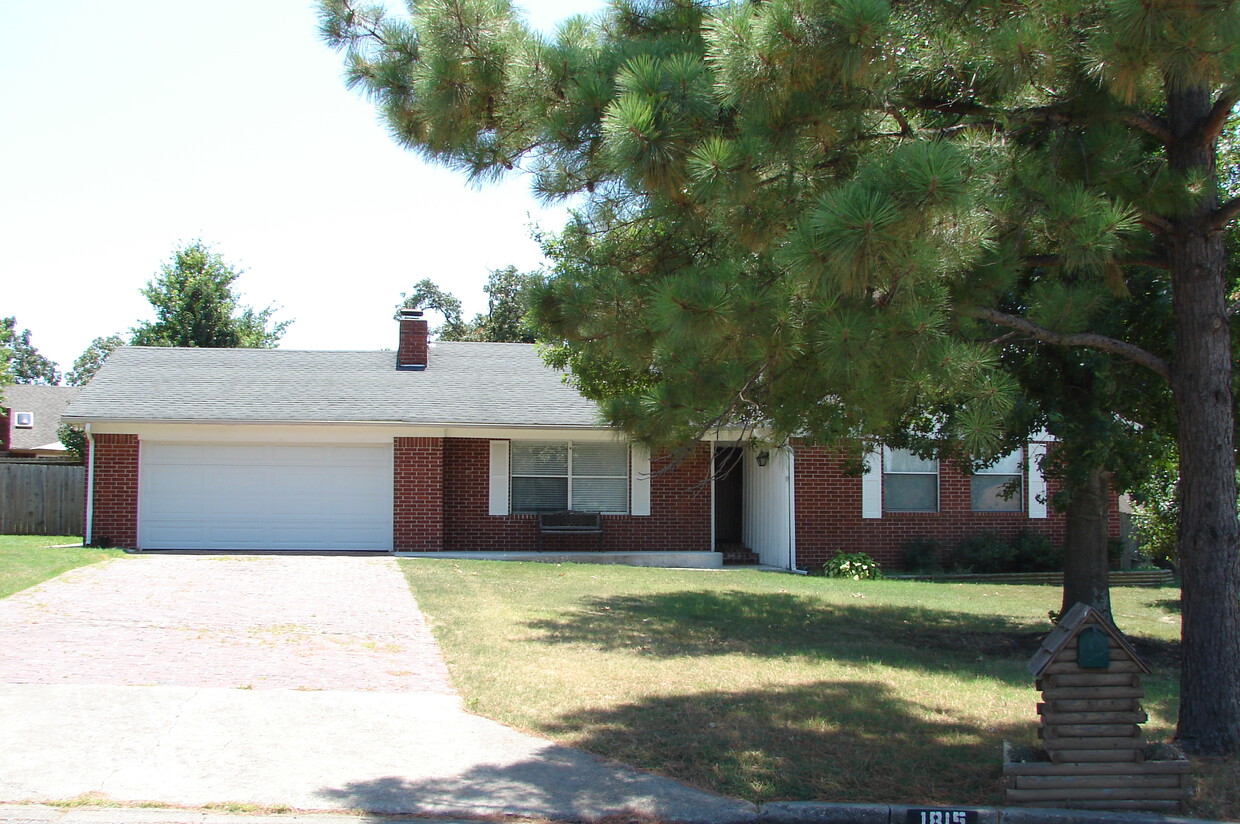 1815 Nightingale Cir Photo