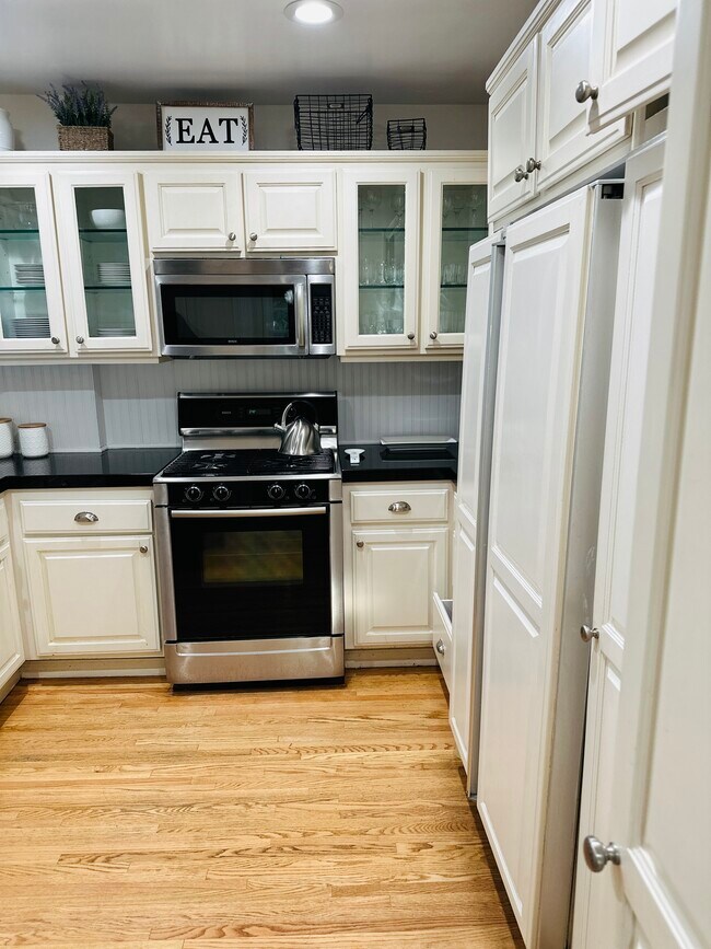 Kitchen - 817 6th St