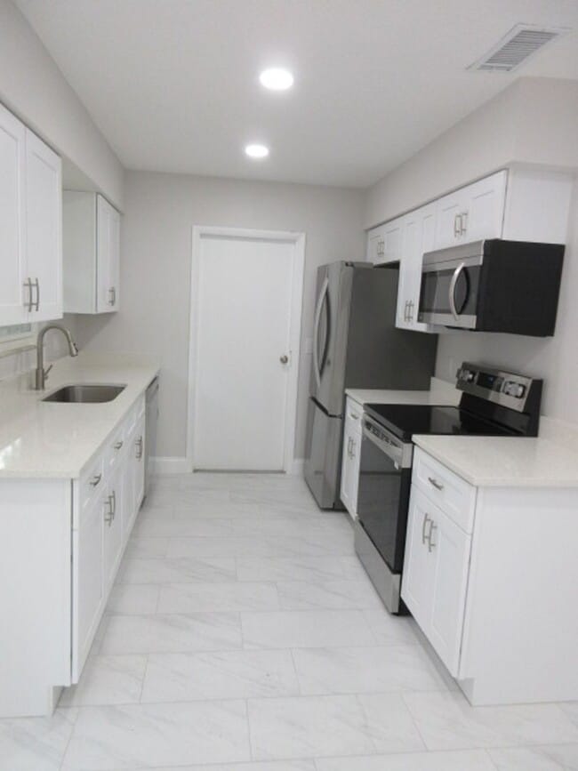 Building Photo - Available now! Winter Springs fully renova...