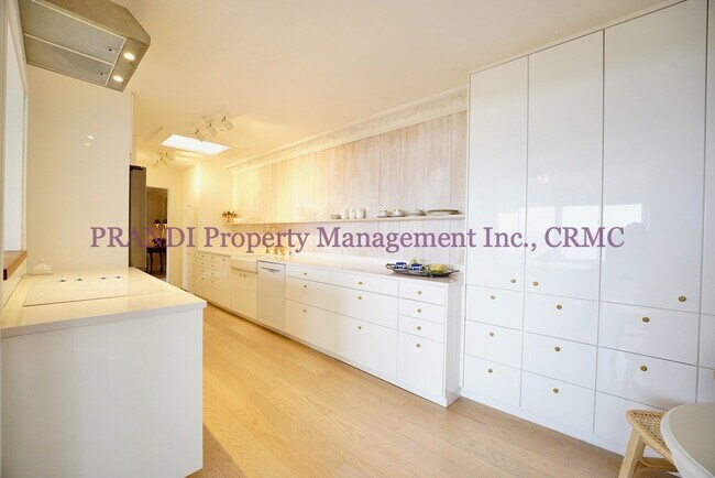 Foto del edificio - Bright Penthouse Style Condo With World Cl...