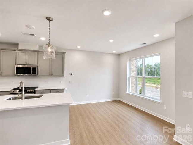 Building Photo - 579 Cape Cod Way