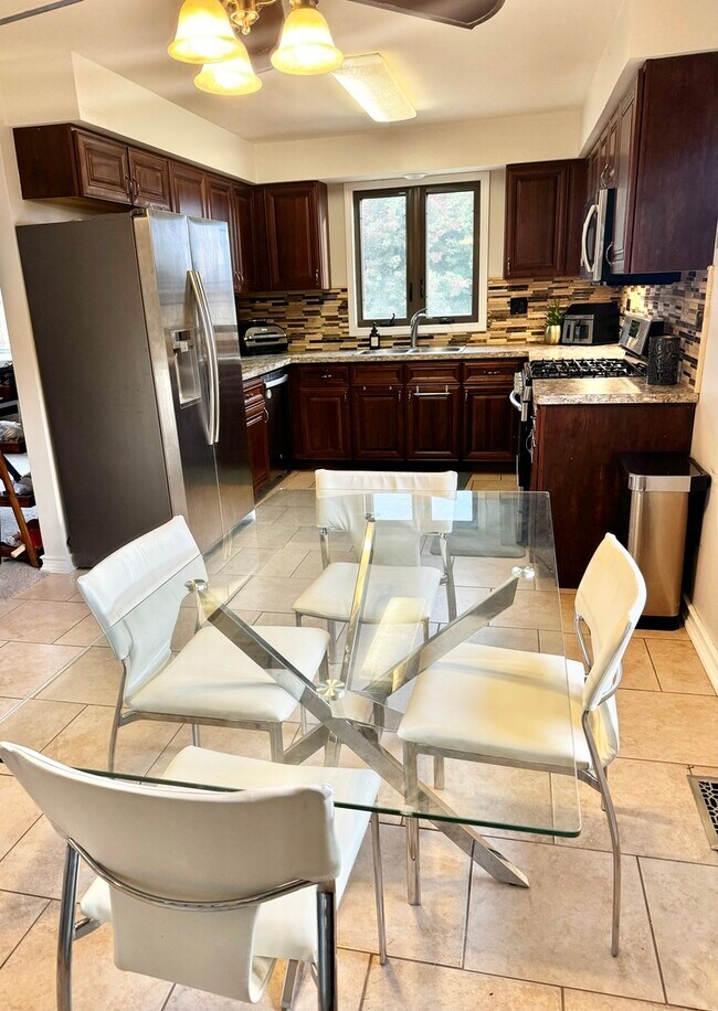 Foto del edificio - 15706 Walnut Ct