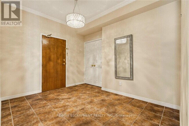 Building Photo - 4000 Creekside Dr