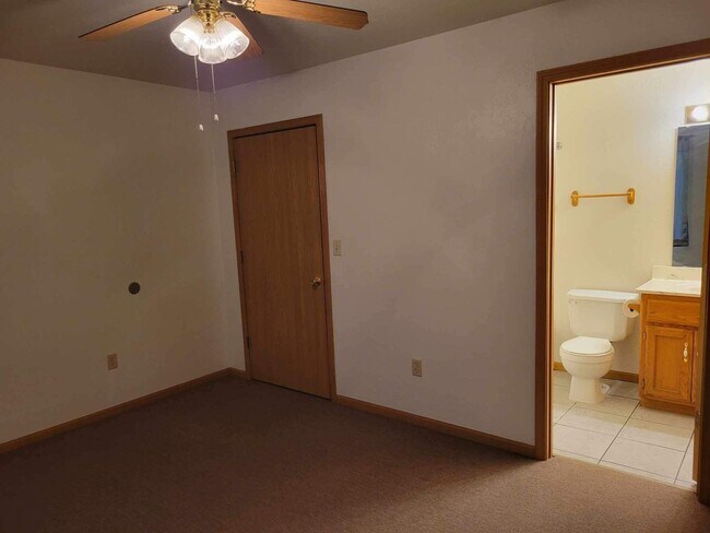 Foto del edificio - 2 BEDROOM 2 BATHROOM DUPLEX WITH GARAGE