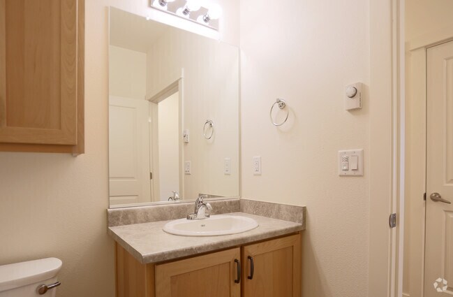 Building Photo - 2024 Hawthorne St