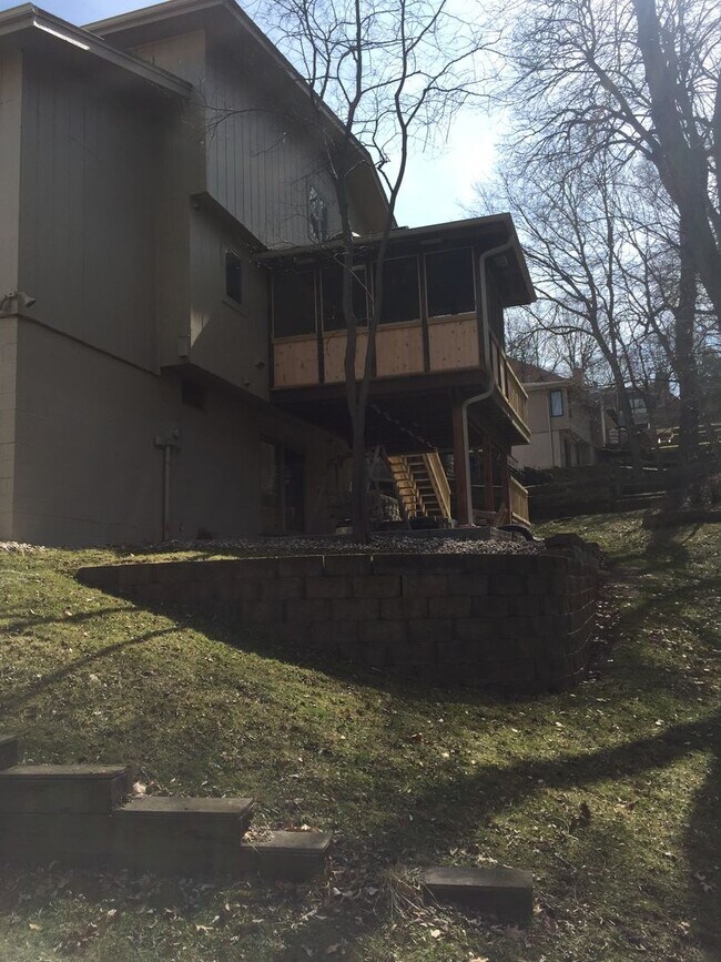 Foto del edificio - Large Home in Bellevue for Rent