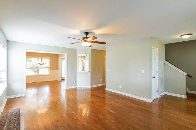 Building Photo - 2817 Sutherland Dr