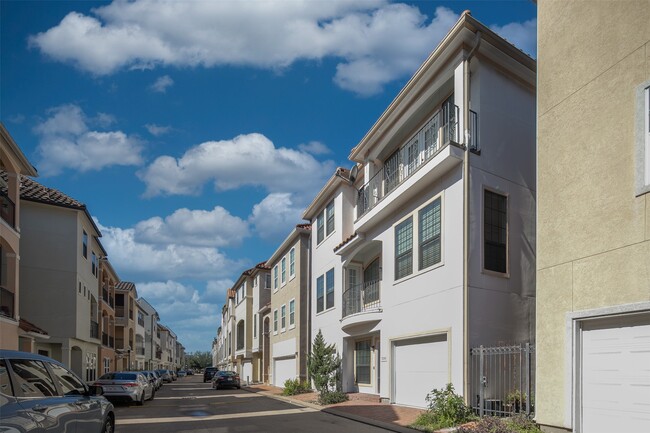 Building Photo - 7130 Laguna Villas