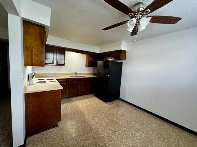 Kitchen and dining - 218 N Center St