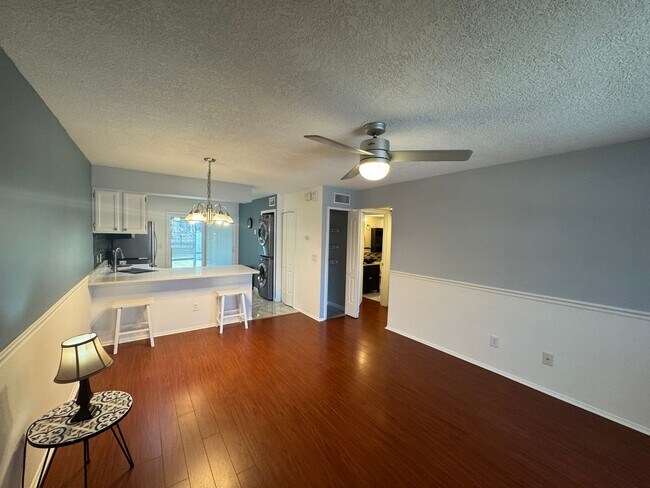 Foto del edificio - Charming 2-Bedroom Condo with Pool Access & Water Included – Prime Orlando Location