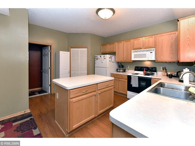 Foto del edificio - 3625 Lawndale Ln N