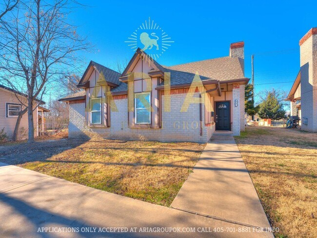 Building Photo - Spacious 4 Bed 2 Bath Near Campus!!