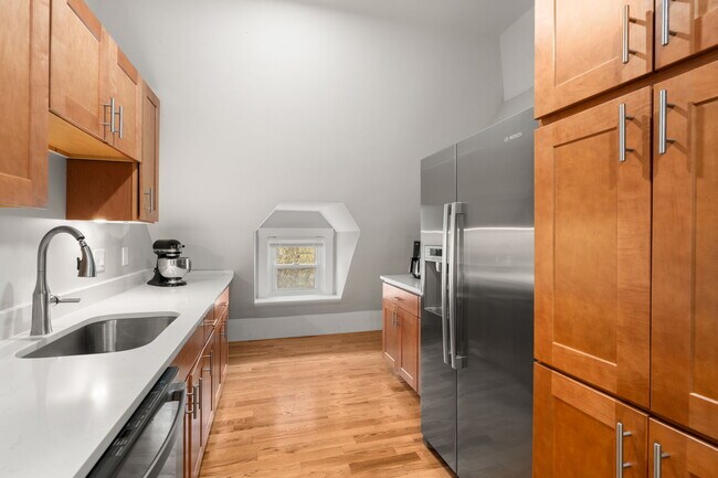 Building Photo - 169 Hunnewell Ave