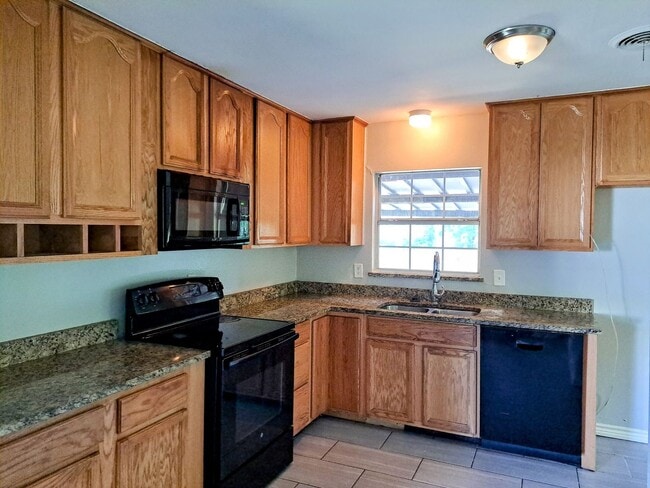 Foto del edificio - 3 Bed / 2 Bath / 1 Car Garage