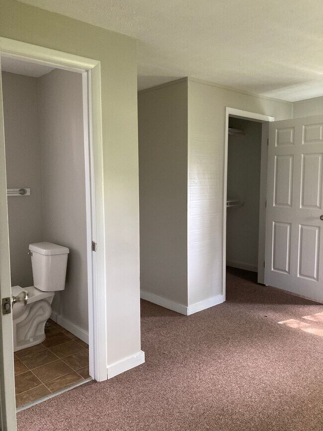 Building Photo - Spacious 3 bedroom 2 bath house