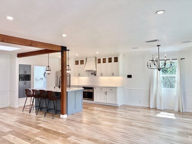 Foto del edificio - Bright and Spacious 3 Bed/ 2 Bath Private Home with Gated Parking, Hedged Yards, in unit Laundry,...